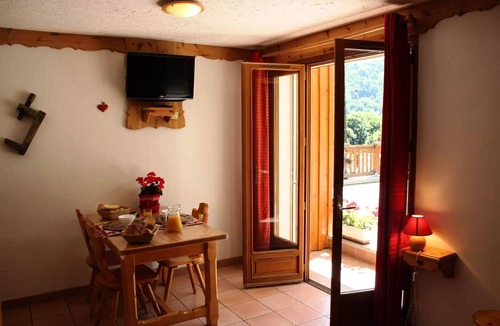 Valloire Apartment | 3-star studio with private bathroom, sleeps 4, south-facing