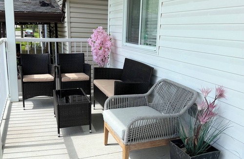 Sandwich Towne House | 3BR Modern New Home By the Ambassador Bridge & Gordie Howe International Bridge.