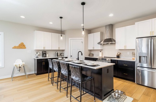 Basye House | 4BD Brand New - Modern & Spacious, Pet Friendly, Hot Tub, Mt View Retreat