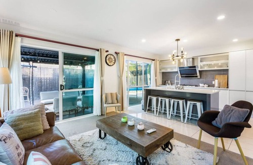 Mount Albert House | 5-Bedroom Gem | Parking | Sandringham-Mount Eden