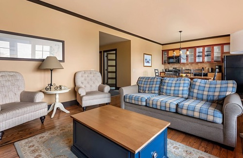 The Blue Mountains Hotel | Adventure-Ready Stay Near Slopes, Trails & Village Dining l Family-friendly Room