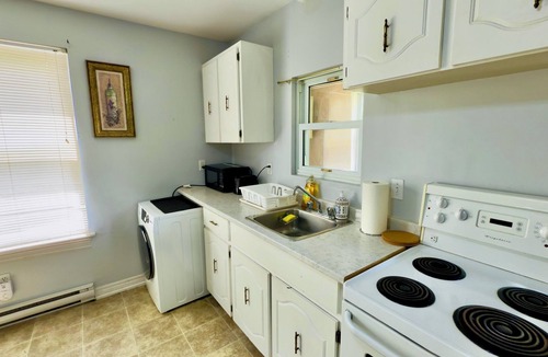 Bridgeview House | Affordable 1BHK close to Riverside, Casino, University & USA Border.