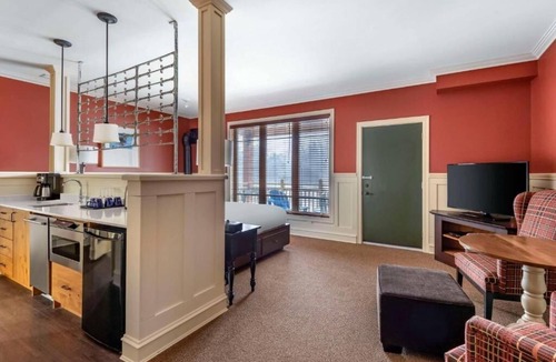 The Blue Mountains Hotel | Alpine Fun Escape w/Heated Seasonal Pool, Hot Tubs & Year-Round Recreation