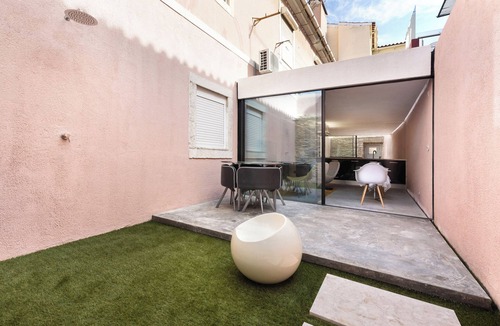 Alcantara Apartment | Apartment 'LxFactory Terrace Lisbon Loft' with Terrace & Wi-Fi