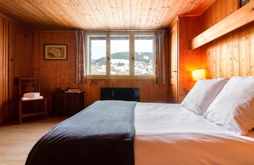 Le Planellet Apartment | Authentic 2BR apartment 500m from city center