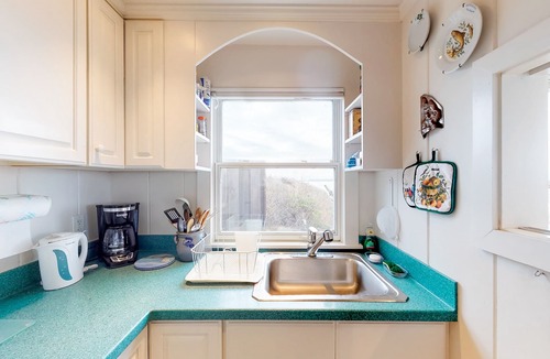 North Eastham Cottage | Bayfront cottage w/bluffside deck & outdoor shower - steps to private beach