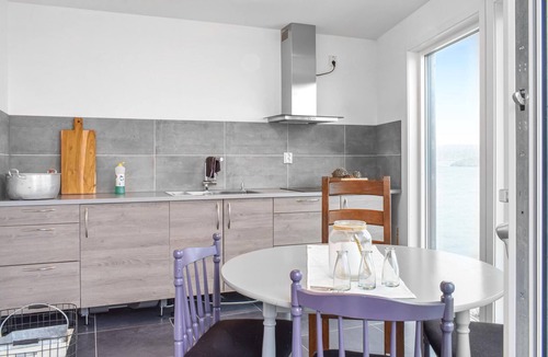 Selbjorn House | Beach front home in Stolmen with WiFi