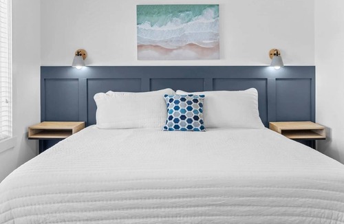 Yaupon Beach Hotel | Beach House OKI - Premium King Room - in hotel on Oak Island, North Carolina