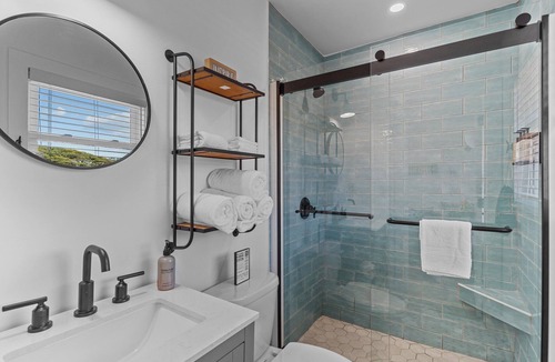 Yaupon Beach Hotel | Beach House OKI - Premium King Room - in hotel on Oak Island, North Carolina