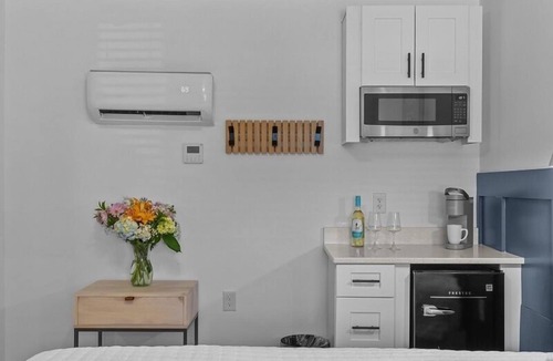 Yaupon Beach Hotel | Beach House OKI - Queen Room in hotel on Oak Island, North Carolina
