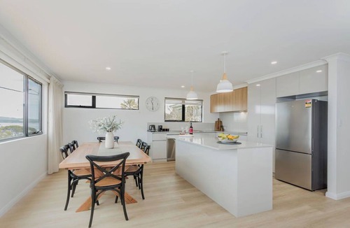 Albany House | Beautiful 3 bed, 2 bath, located opposite historical Vancouver Arts Centre