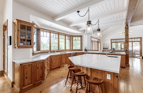 Bala Cottage | Beautiful 6 bed 5 bath cottage on Lake Muskoka with Boathouse