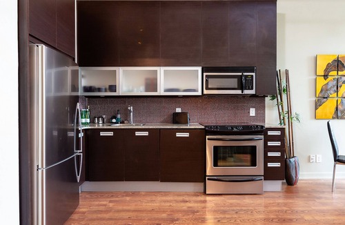South Hill Condo | Bright loft one bedroom with den, steps to subway, Casa Loma and Yorkwille