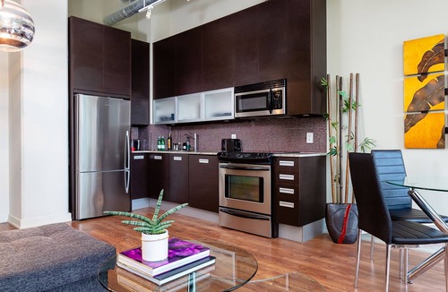 South Hill Condo | Bright loft one bedroom with den, steps to subway, Casa Loma and Yorkwille