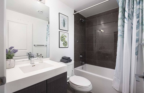 Garden District Hotel | Bright & Modern 2BR in the Heart of Toronto