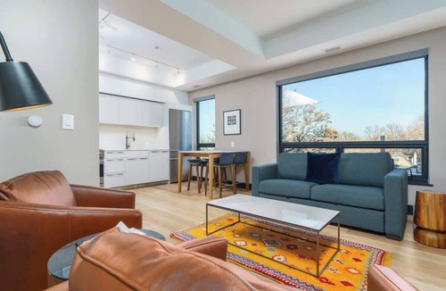 Berkeley Hotel | Bright & Modern Flat Steps from Tennyson Street