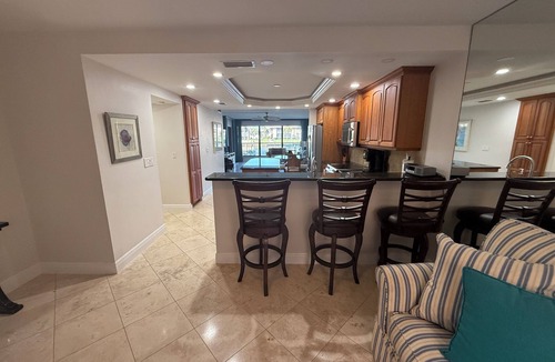 Caloosahatchee Condo | Cape coral/Fort Myers: First floor condo on wide canal next to Jaycee park