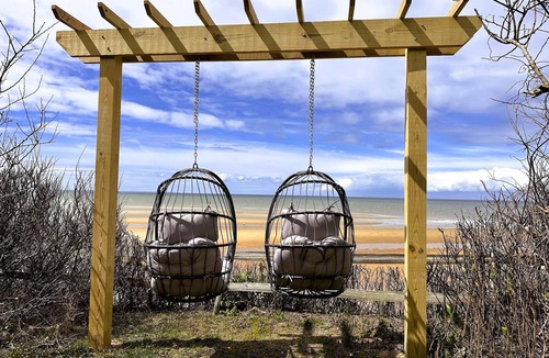 Campground Landing Cottage | Castaway Cottage on the bay~Dog Friendly Too!
