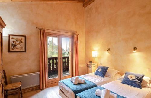 Les Tines Ski Chalet | Charming chalet in Chamonix with WiFi and private parking for 12 guests.