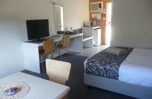 Woolgoolga Hotel | Charming Double Bed room Pet friendly Motel with Mineral Pool