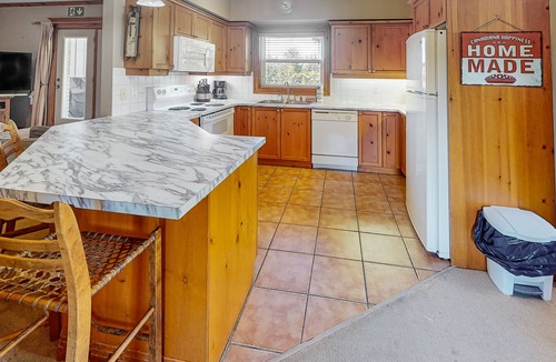 The Blue Mountains Apartment | Charming spacious condo w/access to shared pool