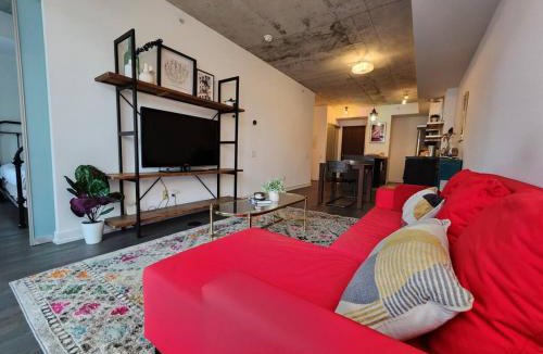 Fashion District Apartment | Chic 1BDR Loft with Office Space-Heart of Toronto