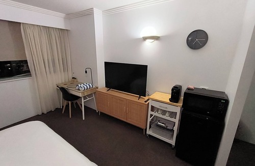 Surfers Paradise Hotel | Clean & Savvy Hotel room at Mantra Crown Towers Surfers Paradise - 11am Check-In