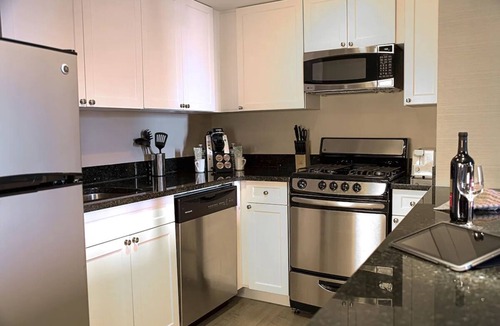 Logan Square Hotel | Comfortable Suite Near Liberty Bell, Pets Stay Free, with Swimming Pool