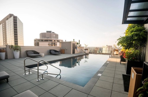 Logan Square Hotel | Comfortable Suite Near Liberty Bell, Pets Stay Free, with Swimming Pool