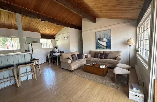 Windermere House | Cozy lakeside Cottage on 3 Mile Lake with Wifi
