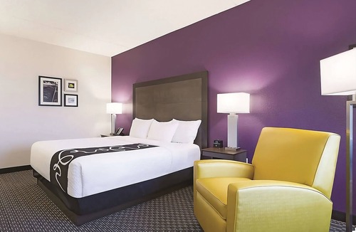 Myrtle Beach Hotel | Deluxe Room with King Bed at La Quinta Inn: Mini Market & Pool Access
