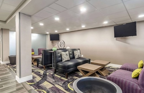 Myrtle Beach Hotel | Deluxe Room with King Bed at La Quinta Inn: Mini Market & Pool Access