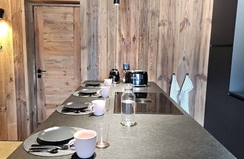 Vex Apartment | Discover this superb 3.5-room premium apartment, completely renovated with quality materials, combin