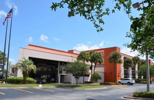 Florida Center Hotel | Disney Group Getaway! 2 Comfy Units, Close to Universal! Pool, Breakfast.