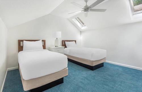 Sea Scape Hotel | Family 3BR Loft w/Full Kitchen: 1.3 mi to Kitty Hawk Pier & Fishing Lakes