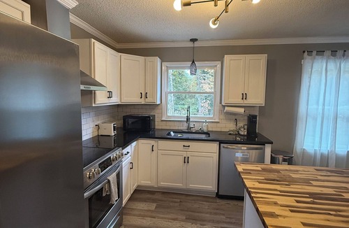 Toddville Road House | Firepit, Deck, Mini Golf, Relaxing 3B Getaway @CLT