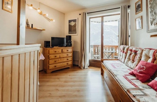 Saint-Nicolas-de-Veroce Apartment | Furnished studio at the foot of the slopes with a balcony & mountains view