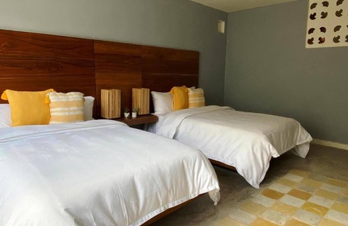 Barrio de Santiago Hotel | Habitación con 2 camas matrimoniales y alberca privada en el centro de Mérida.