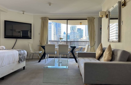 Darlinghurst Apartment | High Floor one bedroom apartment with park and city views