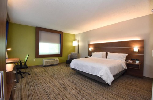 Southern Pines Hotel | Holiday Inn Express & Suites Southern Pines-Pinehurst Area by IHG