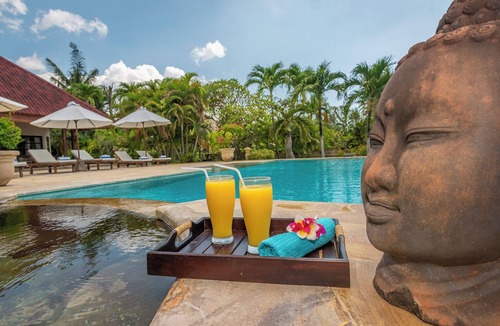 Dencarik Villa | Huge beachfront villa with direct access to the beach!