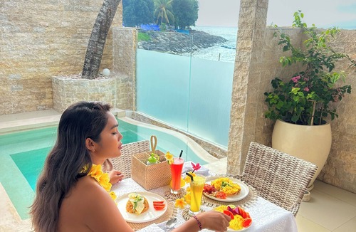 Candi Dasa Villa | Infinity Pool Oceanfront Luxe Villa Cowrie