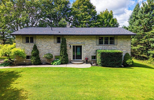 Wiarton House | Ingrid’s Green Haven - 27 Acre Private Farm