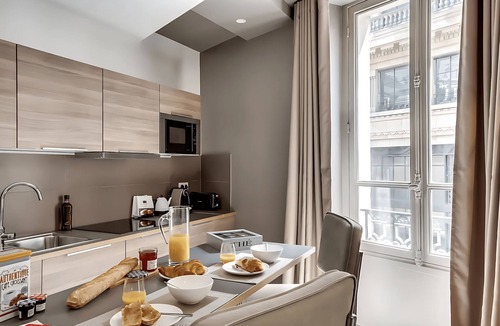 Faubourg-du-Roule Apartment | JUST STEPS FROM THE ICONIC CHAMPS-ÉLYSÉES - SLEEPS 12 - RUE LA BOÉTIE