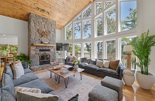 Lake of Bays Cottage | LAKE FRONT |HotTub+Sauna+GolfSim+Arcade+Kayaks+BBQ