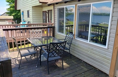Wellington Cottage | LAKEFRONT COTTAGE #1 - PRINCE EDWARD COUNTY - LAKE CONSECON RESORT