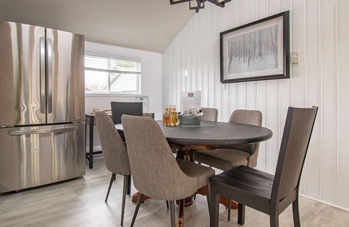 McKellar Cottage | Lakeside Cove - Three Bedroom Cottage, Sleeps 10
