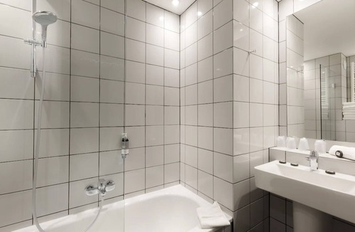Saint-Vincent-de-Paul Hotel | Libertel Gare Du Nord Suede Hotel Room that Has a Great Location