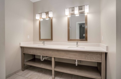 Emerald Isle Hotel | Lighthouse Suites - Best Western Signature Collection