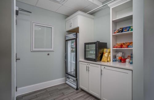 Emerald Isle Hotel | Lighthouse Suites - Best Western Signature Collection